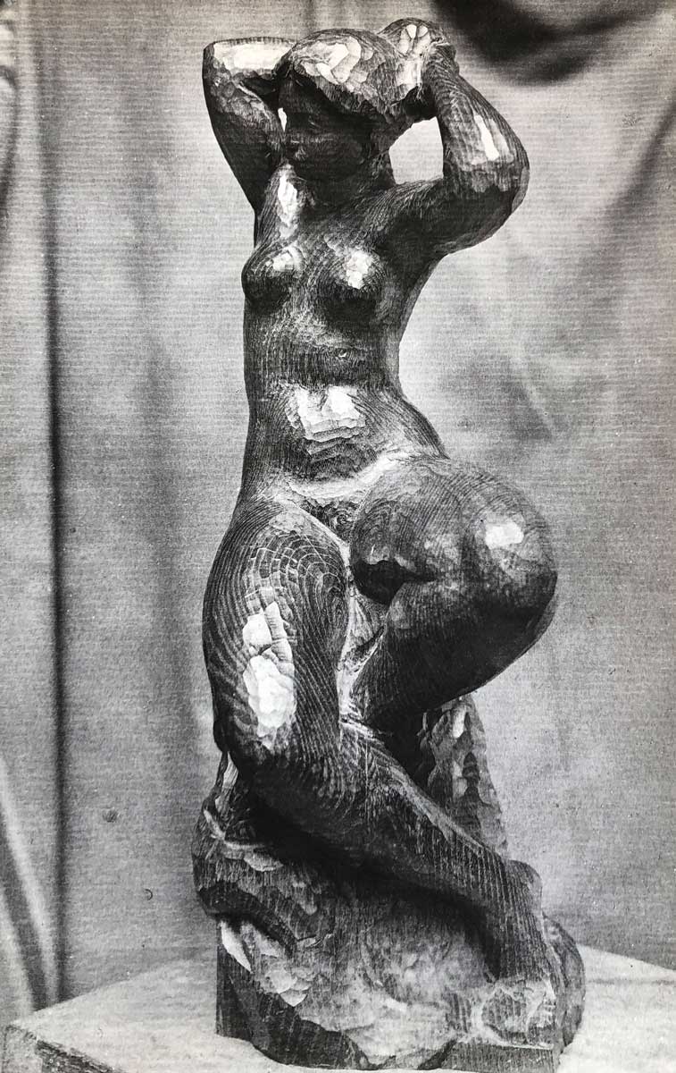 1913-(vers)-femme-tenant-son-chignon-bois-guino