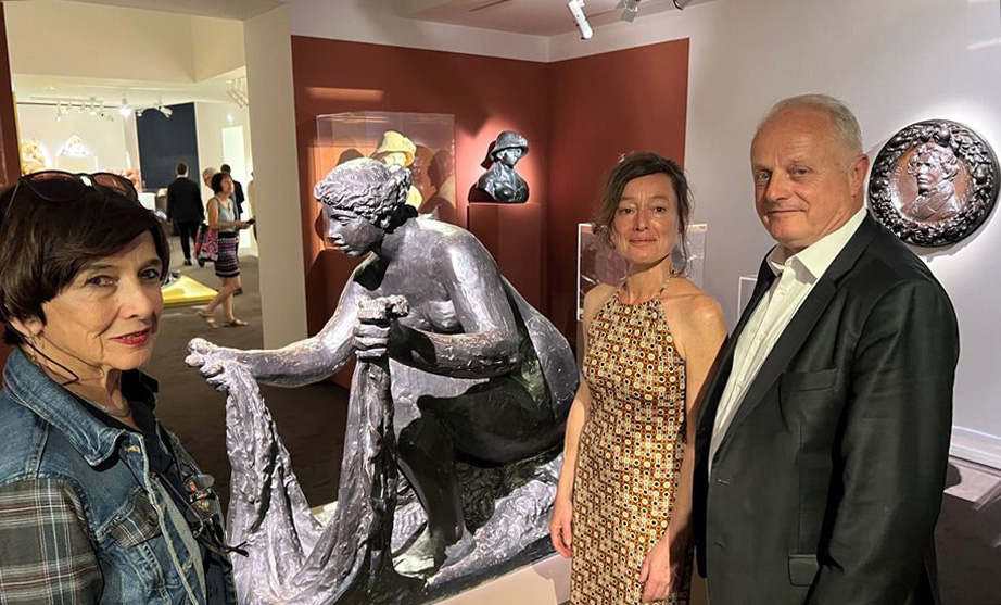 Isabelle Guino-Dallé, Adélaïde Paul-Dubois-Taine, Gilles Guino, les petits-enfants du sculpteur devant une œuvre issue de la collaboration étroite entre Guino et Renoir, Eau ou Grande Laveuse, 1917 Photo © LP © ADAGP