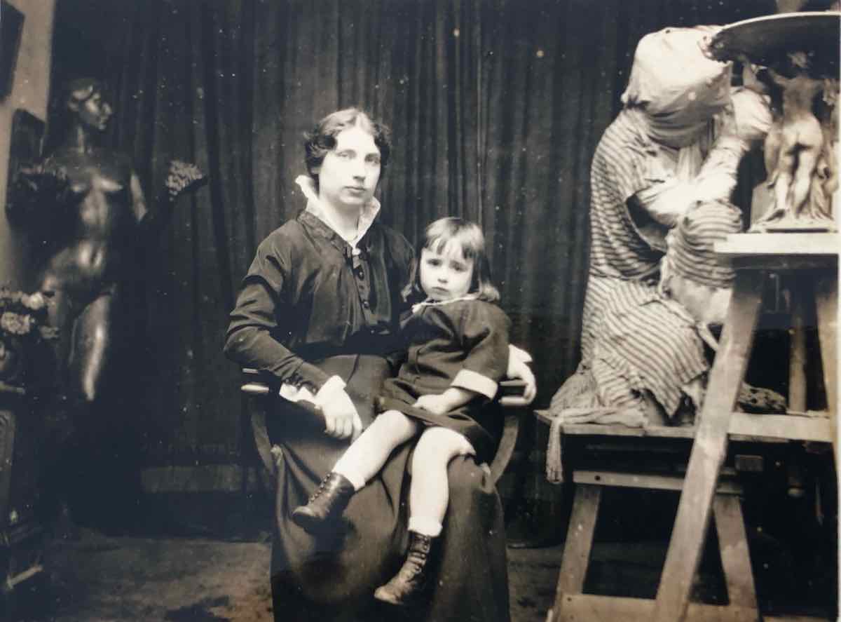 eulaie-verdier-et-sa-niece-simone-dans-latelier-de-guino-vers-1914