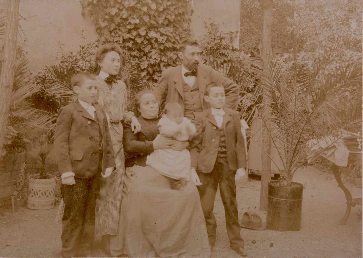 Portrait de la famille Guinó i Boix, de g. à d. Ricard, Francesca, Dolors, tenant dans ses bras Maria Concepció, Francesc et Francesc, vers 1903, Gérone